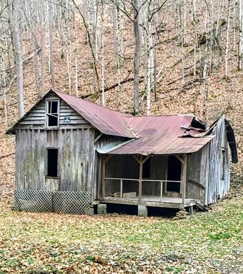 Mountain Woman, Creepy Old Houses, Lost Memories, Abandoned Farm, Old Cabins, Old Abandoned Buildings, Creepy Houses, Old Abandoned Houses, Country Barns