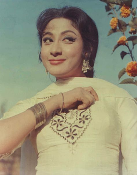 Mala Sinha 70s Bollywood, Mala Sinha, Films Posters, Sanjeev Kumar, Bollywood Retro, Classical Beauty, Nostalgic Aesthetic, Bollywood Pictures, Retro Bollywood