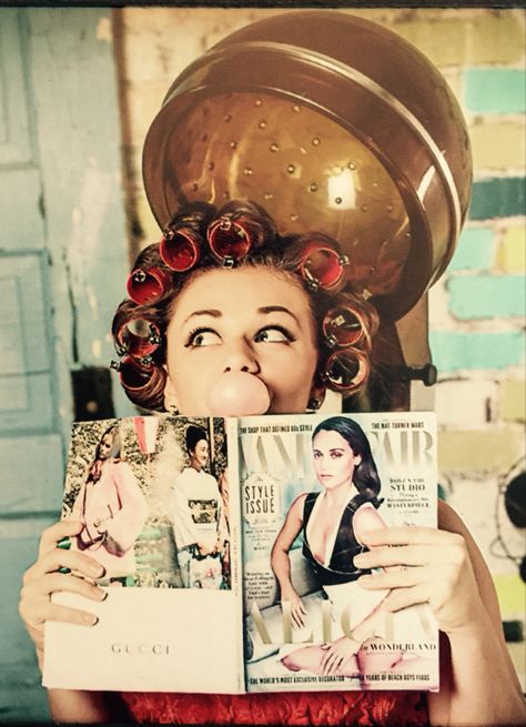 Vintage Hair Salons Pictures, Vintage Beauty Parlor, Vintage Salon Pictures, 60s Hair Salon Aesthetic, 1950s Beauty Salon, Vintage Hairdresser Aesthetic, Vintage Hair Salon Photo Shoot, Hair Salon Asthetic Picture, Vintage Salon Photos