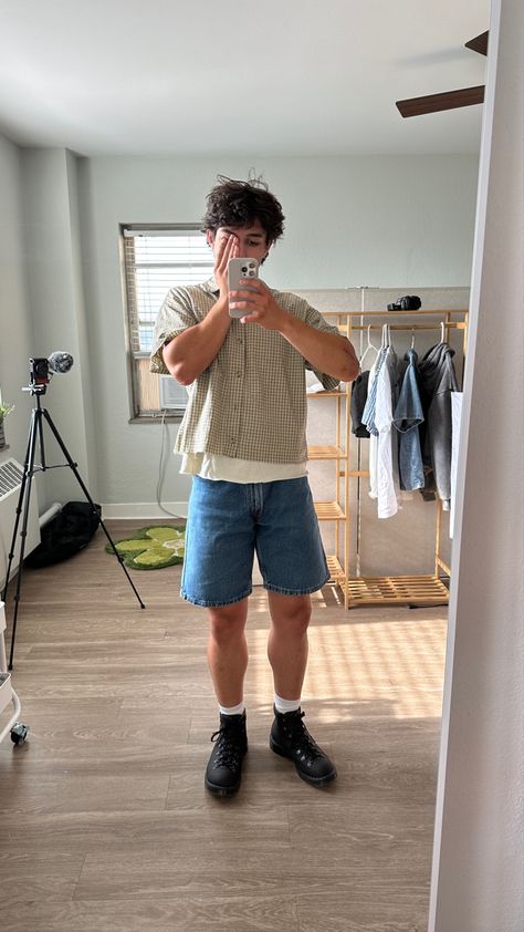 Jort Outfits Boys, Hiking Boots Outfit Men, Hiking Boots With Shorts, Stem Lesbian Style, Boots With Shorts, Hiking Boots Outfit, Jean Short Outfits, 90s Fashion Men, Gay Outfit