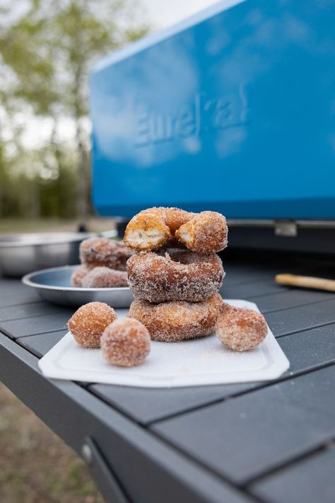 easy camping donuts with cinnamon sugar Camping Donuts Recipe, Camping Biscuits, Donuts Fried, Desserts To Impress, Fried Biscuits, Biscuit Donuts, Easy Donuts, Camping Desserts, Fried Donuts