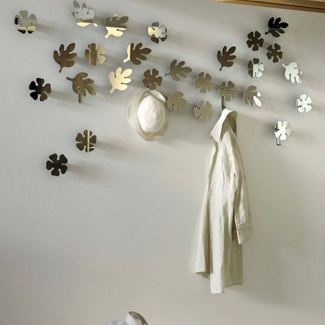 Porte manteau mural super original en 32 idées de bricolage facile! Flower Mirror, Decorative Wall Hooks, Tiny Apartments, Mirror With Hooks, Modern Mirror Wall, Contemporary Mirror, Coat Rack Wall, Modern Mirror, Wall Fixtures