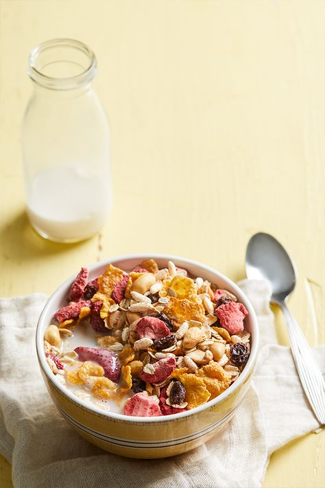 Make your own healthy muesli with freeze-dried fruit, nuts, and whole-grain flakes and puffs. Serve this colorful homemade cereal with unsweetened plant milk, such as almond, soy, cashew, or rice. Cereal With Fruit, Healthy Muesli, Cereal With Milk, Cheerio Treats, Vegan Brunch Recipes, Vegan Gluten Free Breakfast, Homemade Cereal, Vegan Recipes Plant Based, Emoji Keyboard