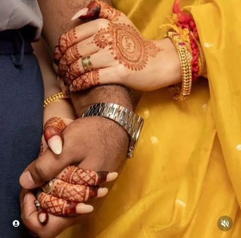 Engagement Portraits Poses, Indian Wedding Aesthetic, Engagement Photography Poses, Wedding Photoshoot Props, Bride Photography Poses, Indian Wedding Photography Poses, Wedding Couple Poses Photography, Wedding Couple Poses, Couple Picture Poses