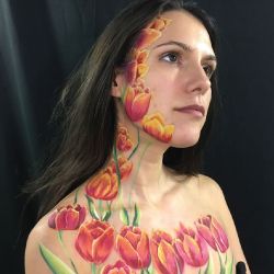 Spring Tulips Design Video by Shelley Wapniak – Facepaint.com Tulip Face Paint, Make Up Fantasi Flora, Flower On Face Makeup, Flower Body Painting, Flower Inspired Makeup, Tulip Makeup, Flower Sfx Makeup, Face Art Makeup Flowers, Makeup Karakter