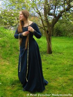 A Most Peculiar Seamstress Blue Medieval Dress, Victorian Cosplay, Medieval Reenactment, Dress Medieval, Gown Long Sleeve, Designer Image, Festival Attire, Medieval Dress, Beautiful Costumes