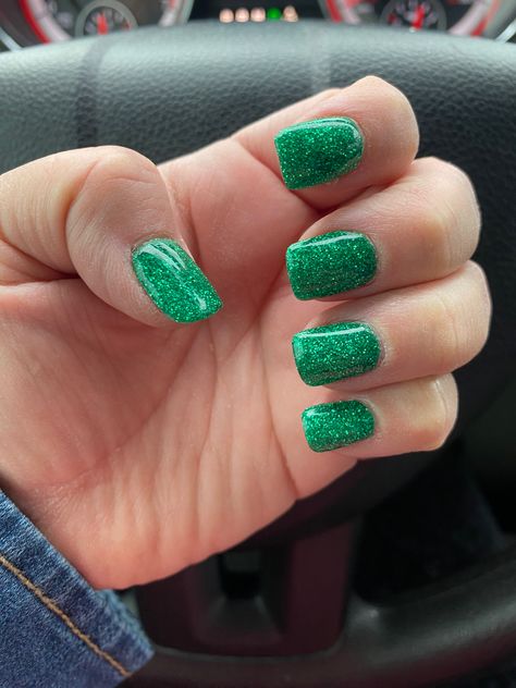 Green Sparkles Nails, Bright Green Glitter Nails, Green Nails Gold Glitter, St Patricks Day Nails Gel Short, March Dip Nails Ideas 2024, St Patrick’s Day Dip Nails, St Patty's Day Nails, Green Glitter Nail Designs, St Patrick’s Day Nails Short