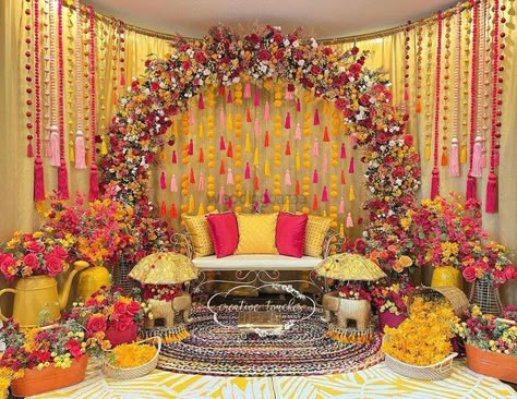 Indian Wedding Centerpieces, Mehndi Stage Decor, Decoration Indian Wedding, Mehndi Stage, Haldi Decoration Ideas, Bollywood Theme Party, Haldi Decoration, Mehendi Decor Ideas, Sangeet Decor