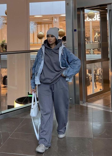 Baggy Sweatsuit Outfits Women, Female Streetwear Outfits Winter, Sweats Outfit Winter, Cold Weather Outfits Street Style, Layered Hoodie Outfit, Cold Weather Outfits Baddie, Streetwear Fashion Women Winter, Winter Outfits Streetwear, Streetwear Winter Outfits