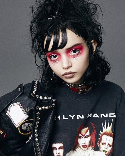 Glitter Goth Glitter Goth, Fashion Subcultures, Urban Grunge, 90s Grunge Hair, Punk Makeup, Bright Makeup, Nylon Magazine, Goth Look, Goth Beauty