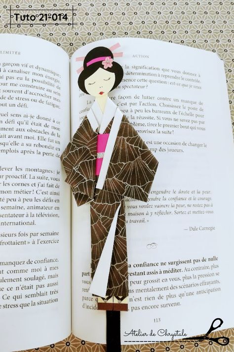 TUTO 21-014 //Apprenez à réaliser ces kokeishi doll origami// 👉Retrouvez tous les conseils pratiques, patrons, liste de courses en PDF à télécharger sur notre site : https://www.atelierdechrystale.com/tutosdiy// #atelierdechrystale #diy #handmade #tutoriel #tuto #craft #diyprojects #diyideas #make #idea #craftideas #diycrafts #crafts #craftidea #diycraftideas #faitmain #faitmaison #origami #kokeshi #japon #kimono #doll #geisha #japonaise #marquepage Origami Geisha, Kimono Origami, Kimono Doll, Origami And Kirigami, Japanese Origami, Diy Bookmarks, Diy Origami, Japanese Dolls, Japanese Crafts