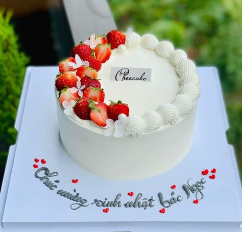 Strawberry Anniversary Cake, Strawberry Gateau Cake, Simple Strawberry Cake Design, Strawberry Cakes Design, Strawberry Flower Cake, Mixed Fruit Cake Design, Fruit Cake Designs Birthday, Simple Fruit Cake Design, Fresh Cream Cake Decoration