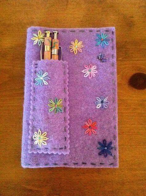 Felt Book Cover, Planner Sewing, Felt Bookmark, Felt Cover, Moleskine Notebook, Felt Book, Fabric Journals, Wool Projects, Felt Ideas