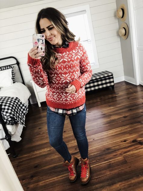 style series: 12 ways to style a Christmas sweater. Christmas Sweatshirt And Jeans Outfit, Red And White Sweater Outfit, Casual Outfits For Christmas, Christmas Sweater Outfit Cute, Holiday Sweater Outfit, Pattern Sweater Outfit, Christmas Sweater Outfit, Christmas Sweater Outfits, Christmas Tunic