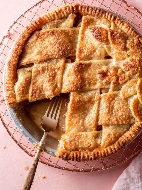 Mini Peach Pies, Classic Apple Pie Recipe, Lattice Crust, Flaky Pie Crust Recipe, Yummy Pie Recipes, Pie Crust Recipe Easy, Fall Pies, Classic Apple Pie, Baked Apple Pie