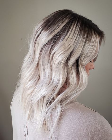 Icy Blonde Smudge Root, Root Shadow Blonde Short, Hair Color Ideas Dark Roots Light Ends, Blonde Hair Brown Root Smudge, Dark Rooted Blonde Hair, Root Smudge Icy Blonde, Root Smudge Blonde Dark Roots, Ash Blonde Hair Root Smudge, Dark Shadow Root Blonde Balayage Short Hair