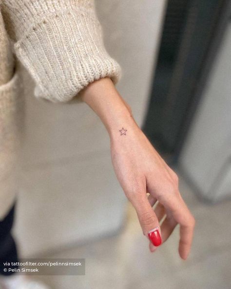 Tiny star tattooed on the wrist, minimalistic style. Star Tatoos Arms, Star Foot Tattoos, Star Tattoo On Wrist, Small Star Tattoos, Meaningful Wrist Tattoos, Tiny Tattoos For Women, Cuff Tattoo, Tiny Wrist Tattoos, Petit Tattoo