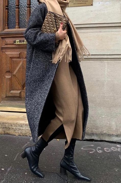 Long Grey Coat, Minimalistic Outfits, Herringbone Coat, Winter Work, Coat Outfit, Moda Chic, Winter Mode, Looks Street Style, Outfit Trends