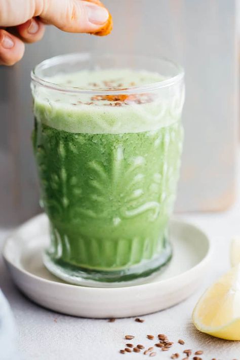 Mixed Greens Smoothie | 4 Spicy Smoothies Energy Smoothie Recipes, Energy Boosting Snacks, Apple Smoothie, Spicy Drinks, Green Smoothie Cleanse, Energy Smoothies, Green Detox Smoothie, Hello Glow, Healthy Green Smoothies