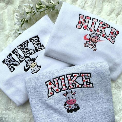 - Algerian 🇩🇿 - livraison 58 wilaya 🚚 - paiement à la livraison 💵 - nkhdemo sur commande ! - Dm to order ✨ - Instagram: dip_shop.dz Nike Embroidered Sweatshirt, Cow Embroidery, Nike T Shirts, Bff Matching Outfits, Bff Matching, Cute Nike Outfits, Embroidery Hoodie, Cute Shirt Designs, Oversized T Shirts