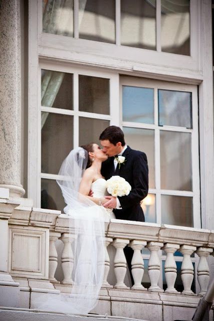 Elegant wedding - stealing a kiss from the balcony of the Hermitage Hotel. Hermitage Hotel Nashville, Wedding Balcony, Tobago Wedding, Hermitage Hotel, Bridal Getting Ready, Place Wedding, Black Color Scheme, Wedding Photoshoot Poses, Rainy Wedding