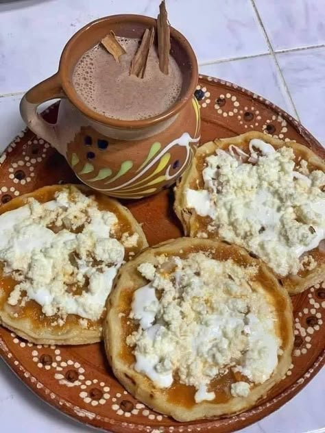 Mexican Restaurant Plates, Mexican Homemade Food, Breakfast Ideas Mexican, Mexican Brunch, Salvadorian Food, Mexican Snacks, Mexican Breakfast, Cheap Food, Food Rules