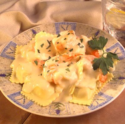 Make this classic Italian dish in your own home! This Shrimp Scampi Ravioli with Lemon Pepper Cream goes great with a glass of white wine. Lobster Stuffed Ravioli, Lobster Ravioli Recipe, Shrimp Ravioli, Baked Ravioli Casserole, Shrimp And Pasta, Lemon Cream Sauce, Ravioli Casserole, Baked Ravioli, Squash Ravioli