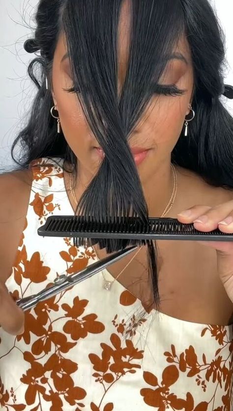 Diy Face Framing Layers, Thick Hair Curtain Bangs, Medium Black Hairstyles, Cut Side Bangs, Hair Styles Hacks, Straight Hair Face Framing, Ponytail Face Framing, Bangs With Layers Face Framing, Medium Hair Face Framing