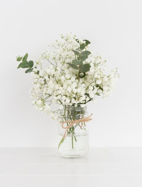 White Wedding Flower Arrangements, Sisterhood Round, Mason Jar Flower Arrangements, Jar Flowers, Flower Workshop, Floral Arranging, Mason Jar Flowers, Happy Kitchen, Arrangement Ideas