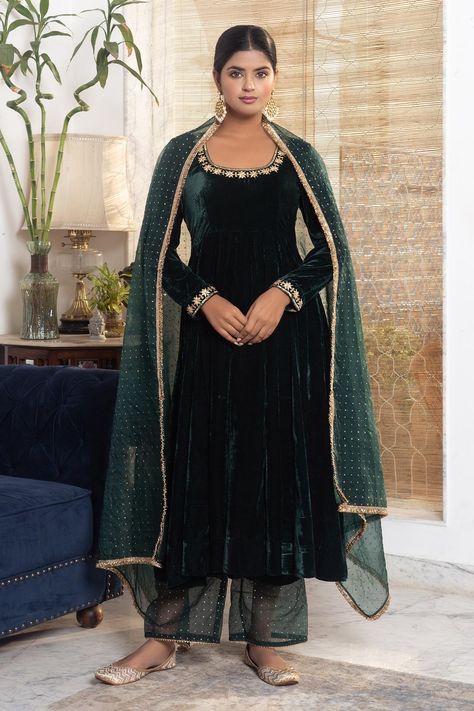 Bottle Green Anarkali, Sureena Chowdhri, Pakistani Frocks, Velvet Dupatta, Green Anarkali, Embroidered Anarkali, Velvet Shorts, Lace Border, Bottle Green