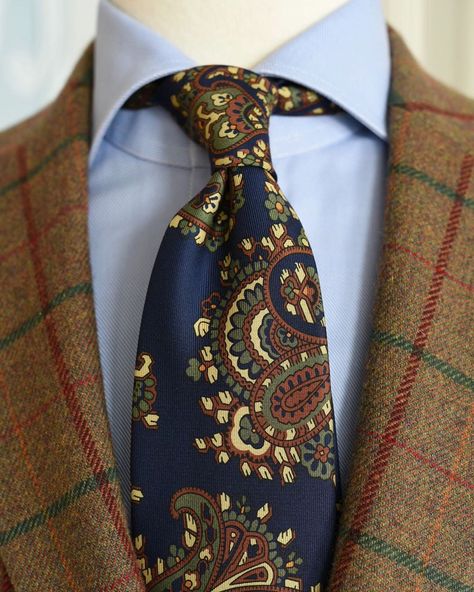 Tie Styling, Dapper Mens Fashion, Masterpiece Theater, Gq Fashion, Tweed Jackets, Dress Attire, Mens Fashion Classic, Dapper Style, Paisley Tie