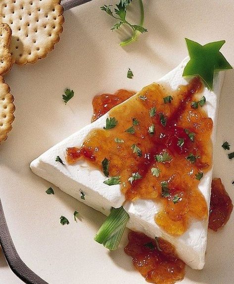 2 Minute Appetizer - GOODEness Gracious Cream Cheese Christmas Tree, Pepper Decorations, Cheese Christmas Tree, Cheese Christmas, Cheese Block, Christmas Tree Food, Pepper Jelly, Christmas Party Food, Snacks Für Party