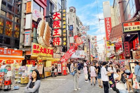 Dotonbori Osaka: 17 Best Street Foods You Must Try Out Osaka Dotonbori, Dotonbori Osaka, Beef Sushi, Marbled Meat, Conveyor Belt Sushi, Azuki Bean, Kobe Beef, Sushi Design, Japanese Street Food