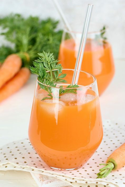 This quick, fresh, and delicious juice is loaded with carrots and oranges. Fresh oranges and carrots are blended and juiced to make this vibrant, immune boosting drink. This easy, quick and tasty juice is refreshing and is perfect morning drink! Fresh homemade juices beat shop bought every time. Quick Drink Recipes, Best Morning Drink, Morning Detox Drink, Immunity Drink, Homemade Juices, Orange Carrot Juice, Glass Of Orange Juice, Cocktail Party Drinks, Immunity Boost