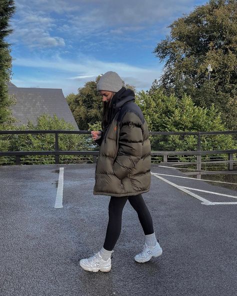 Beth Bartram on Instagram: “Beanies are out ❄️☁️ #newbalance #pufferjacket #puffercoat #autumnfashion #coats #jackets #fallfashion” Olive Puffer Jacket Outfit, Khaki Puffer Jacket Outfit, Olive Green Puffer Jacket Outfit, Green Coat Outfit Winter, Beth Bartram, Olive Jacket Outfit, Green Puffer Jacket Outfit, Green Coat Outfit, Green Leggings Outfit