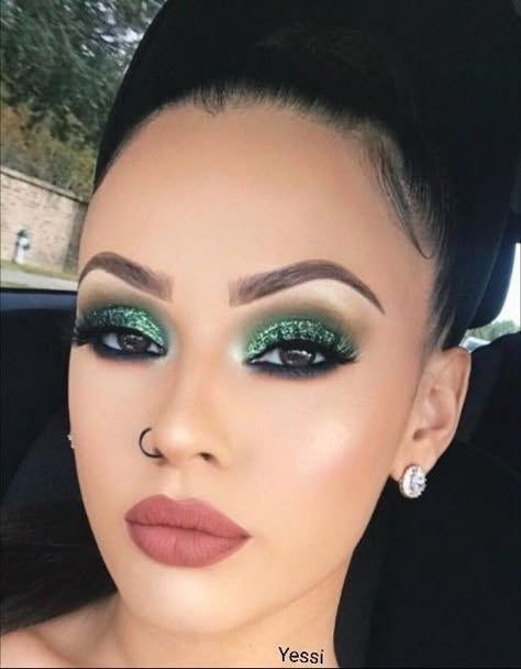 Emerald Wedding Makeup, Emerald Green Wedding Makeup Looks, Green Emerald Eye Makeup, Emerald Eyeshadow Looks, Hunter Green Eyeshadow Looks, Emerald Green Wedding Makeup, Emerald Green Make Up, Strapless Hairstyles, Emerald Green And Gold Makeup