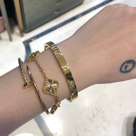 Luxury Bracelet Stack Gold, Hand Stacking Bracelet, Vca Bracelet Stack, Gold Bracelet Stack Classy, Cartier Bracelet Aesthetic, Designer Bracelet Stack, Luxury Bracelet Stack, Cartier Jewelry Bracelets, Cartier Bracelet Stack