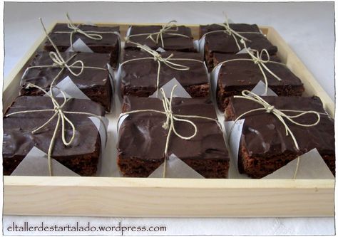 Brownies Packing Ideas, Bake Sale Packaging, Baking Packaging, Baking 101, Bakery Packaging, Cake Packaging, Party Buffet, Bakery Bread, Bake Sale