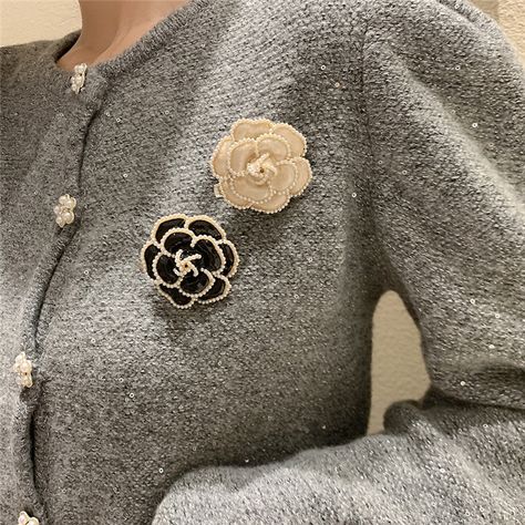 Cheap Brooches, Buy Quality Jewelry & Accessories Directly from China Suppliers:Luxury Design Camellia Pearl Brooch For Woman Wedding Collar Buckle Clothing Accessories Brooch Gift Enjoy ✓Free Shipping Worldwide! ✓Limited Time Sale ✓Easy Return. Flower Brooch Outfit, Styling Cardigans, Flower Blazer, Brooch Outfit, Buckle Clothing, Fashion Europe, Buckle Outfits, Fake Earrings, Chanel Brooch