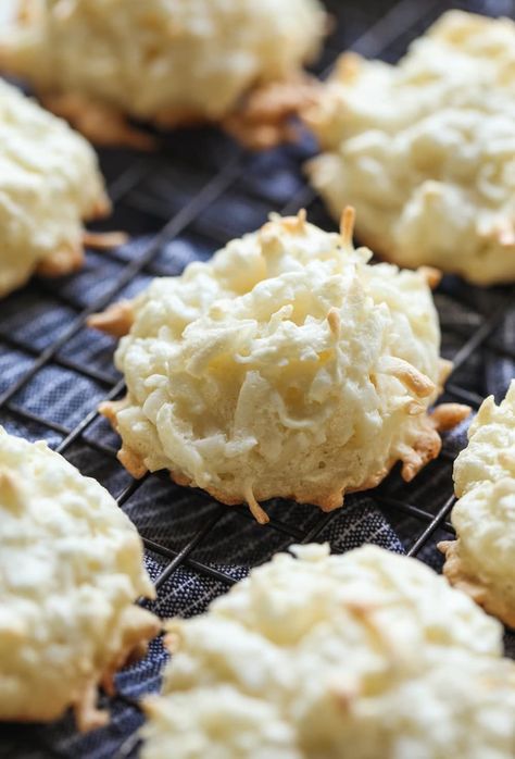 Macaroons Easy, Xmas Snacks, Coconut Macaroon Cookies, Coconut Macaroons Easy, Best Snickerdoodle Cookies, Coconut Banana Bread, Tasty Sweets, Macaroons Recipe, Buttery Sugar Cookies