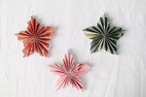 DIY Christmas Ornaments: Folded Paper Star — Smor Home Paper Ornaments Diy, Folded Paper Stars, Paper Christmas Ornaments, Christmas Tree Star, Folded Paper, Paper Christmas Tree, Christmas Projects Diy, Paper Ornaments, Snow Flake