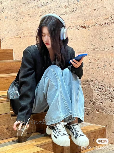 Girl Wearing Headphones, Korean Outfits Casual, Boyish Outfits, Wearing Headphones, Wearing Headphone, Girl With Headphones, Korean Singer, Korean Girl, Style Me