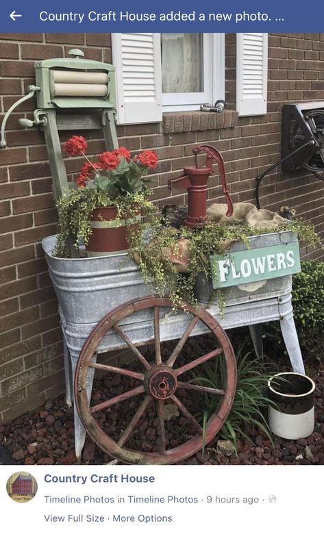 Garden Junk, Vintage Garden Decor, Garden Yard Ideas, Front Yard Garden, Decor Minimalist, Rustic Gardens, Vintage Garden, Lawn And Garden, Shade Garden