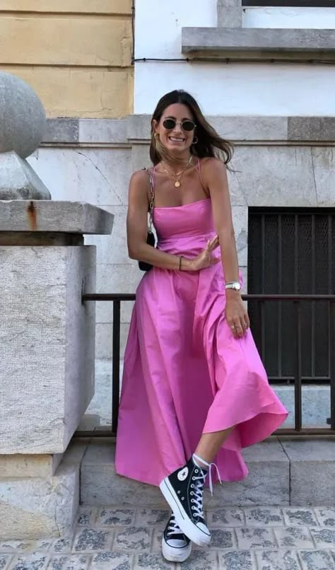 Foto: marvaldel - Para iniciar a semana com tudo vale se jogar nos looks coloridos, eles têm o poder de levantar o astral e te deixar mais estilosa. Vestido midi rosa e tênis all star plataforma. Pink All Star Outfit, All Star Outfit, Stylish Jeans Outfit, Dress With Converse, Simple Summer Dresses, Outfits With Converse, Looks Street Style, Converse Sneakers, Pink Outfit