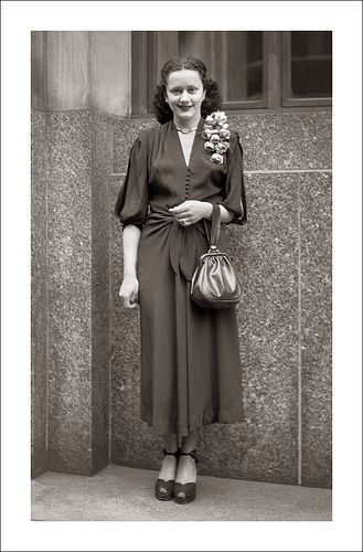 1940s Fashion-Woman in a beautiful 1940s dress with a 1940s purse, corsage and peep toe shoes and a 1940s hairstyle #1940s #1940sfashion #1940sphoto #40s #vintagehairstyle #1940sdress 1940 Fashion Women, 1940s Fashion Women, Photo Of A Woman, Forties Fashion, 1940s Photos, 1940s Women, Summertime Blues, 1940s Woman, 1940s Outfits