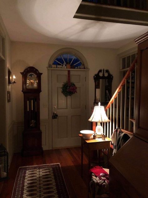 1820 Home Decor, Small Family House Interior, Traditional American House Interior, Colonial Aesthetic American, Small Old House Interior, Grandfather Clock Aesthetic, Cozy Victorian Home, Old Style Homes, American Colonial Interior Design