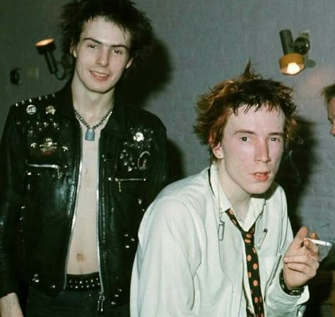 Johnny Rotten Sid Vicious, Sid And Nancy, 70s Punk, British Punk, Johnny Rotten, Sid Vicious, Punk Scene, Estilo Punk, Punk Bands