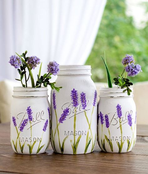 painted lavender flower mason jars @masonjarcraftslove.com Easter Mason Jar Crafts, Mason Jar Flower Arrangements, Jar Painting, Spring Mason Jar, Mason Jar Art, Wedding Centerpieces Mason Jars, Easter Mason Jars, Flower Jar, Distressed Mason Jars