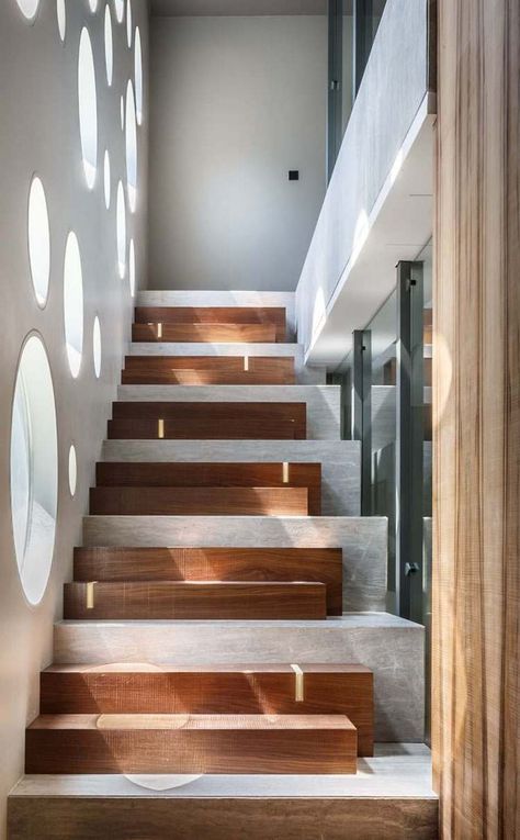 modern interior staircase from concrete and wood home design ideas Stairs Lighting Ideas, Stairs Lighting, Stair Brackets, Rustic Stairs, Concrete Staircase, Stairs In Living Room, Stair Rail, Escalier Design, Beton Design