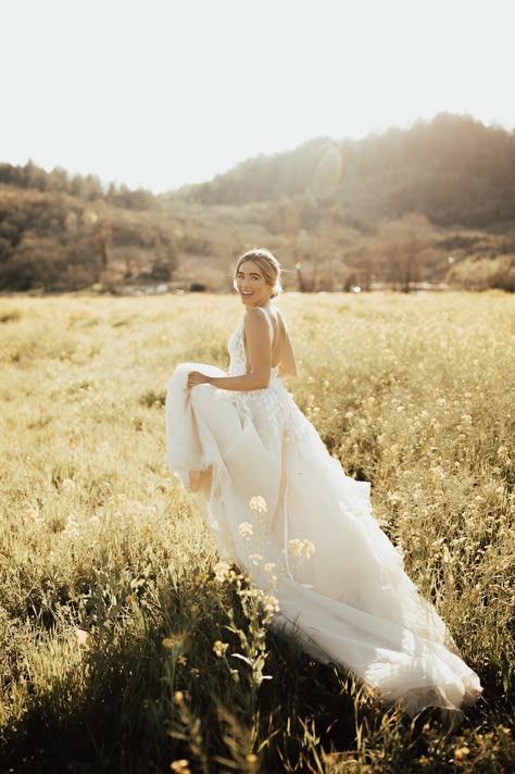 A whimsical dream | Photo: @christyljohnston Bride: @ashbegash  #BHLDNBride #BHLDN #WeddingGowns #Weddings Wildflower Weddings, Bridal Portraits Outdoor, Pose Portrait, Wedding Portrait Poses, Bridal Photography Poses, Bride Pictures, Bride Photoshoot, Wedding Picture Poses, Bridal Pictures